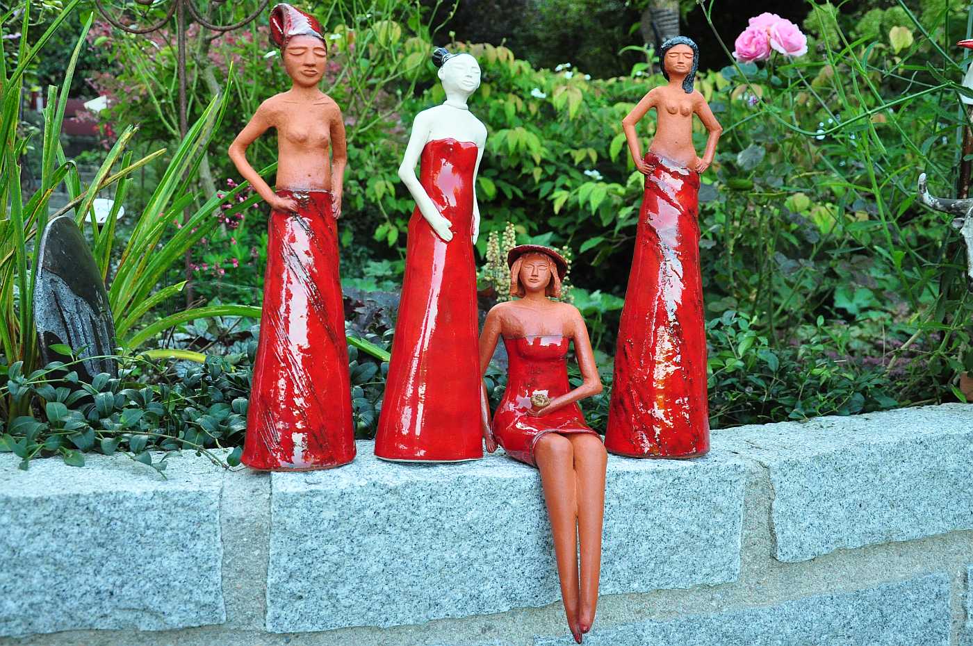 Rote Mädels im Keramikgarten